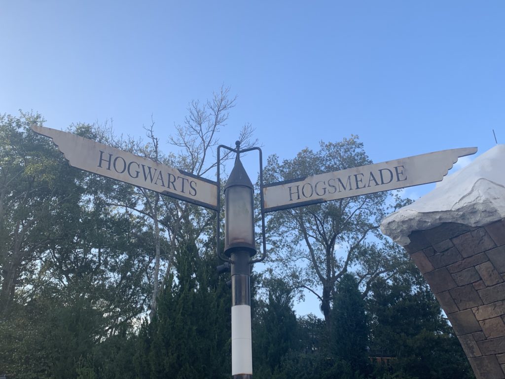 Hogwarts and Hogsmeade sign 